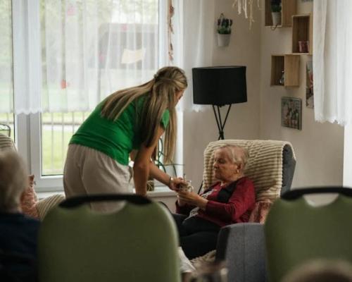 Werken in de Woonzorg-sector: wat zijn de voordelen en hoe vind je er een job die bij jou past? Werken in de Woonzorg-sector: wat zijn de voordelen en hoe vind je er een job die bij jou past?